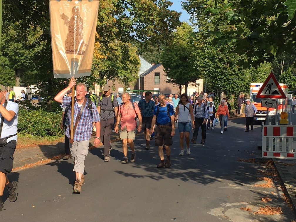 Großes Bild von der Fußwallfahrt